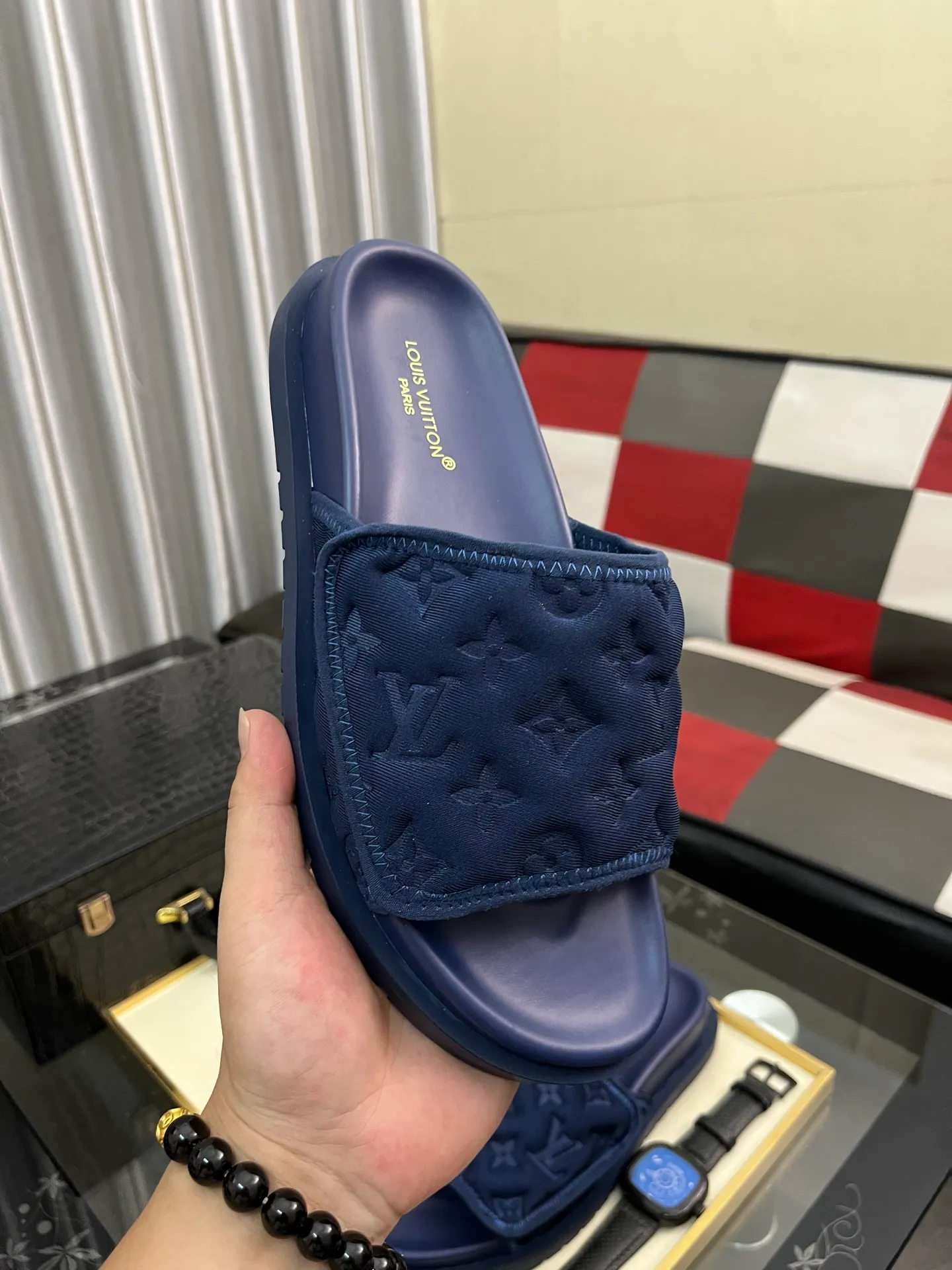 Men's men's shoes💰320⌚️⌚️[Louis Vuitton LV slippers] (high-end cowhide) counter 1:1 fashion style summer must-have! The designer used LV’s iconic outsole. The original simple slippers instantly become fashionable! The upper is made of flexible special cowhide leather straps alternately, and the workmanship is exquisite! A must-have for stylish men in summer, size 38-44